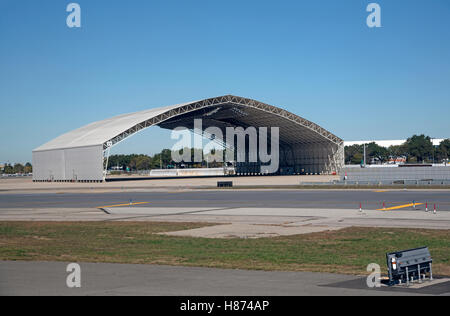 Deicing facility hanger New York USA - October 2016 - A radiant deicing area for aircraft at JFK airport Stock Photo