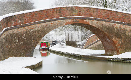 Snow covered Canal towpath in winter; Bridge 62; Rainbow bridge Grand Union Canal, Foxton Locks, Foxton, Leicestershire, England, UK. Stock Photo