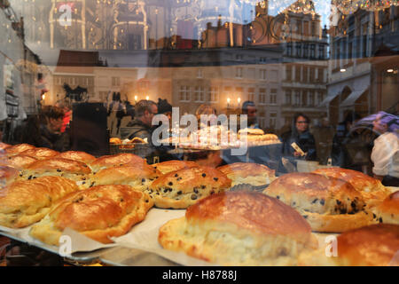 Belgium, Bruges (Brugge), cramiques at the Aux Merveilleux de Fred pastry shop, display window Stock Photo