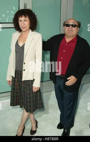 RHEA PERLMAN & DANNY DEVITO THE IN LAWS FILM PREMIERE CINERAMA DOME HOLLYWOOD USA 19 May 2003 Stock Photo