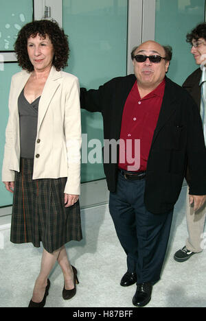 DANNY DEVITO & RHEA PERLMAN THE IN LAWS FILM PREMIERE CINERAMA DOME HOLLYWOOD USA 19 May 2003 Stock Photo