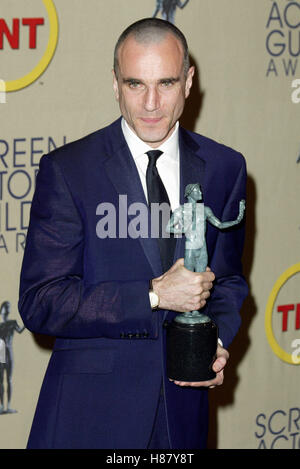 DANIEL DAY-LEWIS 9TH SCREEN ACTORS GUILD AWARDS PRESS ROOM SHRINE AUDITORIUM LOS ANGELES USA 09 March 2003 Stock Photo