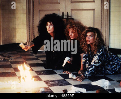 Die Hexen von Eastwick, (THE WITCHES OF EASTWICK) USA 1986, Regie: George Miller, CHER, SUSAN SARANDON, MICHELLE PFEIFFER, Stichwort: Feuer, Flamme Stock Photo