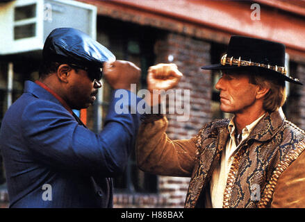 Crocodile Dundee II, (CROCODILE DUNDEE II) USA 1988, Regie: John Cornell, CHARLES DUTTON + PAUL HOGAN, Stichwort: Faust, Begrüßung, Trapper Stock Photo