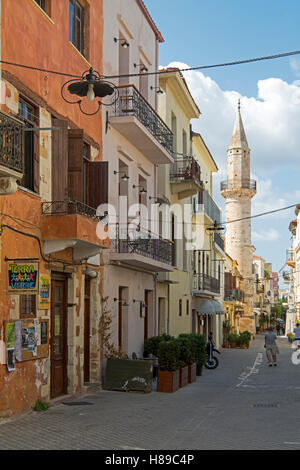 Griechenland, Kreta, Chania, Blick durch die Odos Hatzimichaly Daliani zum Minarett der Ahmet Aga Moschee Stock Photo