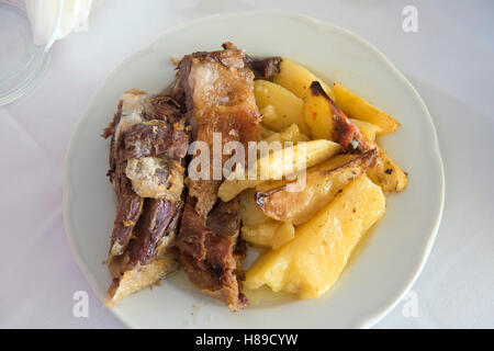 Griechenland, Kreta, Rodia westlich von Iraklio, Restaurant Rodi, Ziege mit Kartoffeln Stock Photo