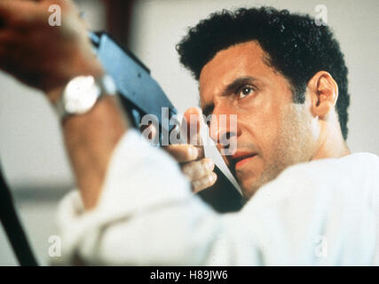 Der Mond in meiner Hand, (BOX OF MOONLIGHT) USA 1996, Regie: Tom DiCillo, JOHN TURTURRO, Key: Gewehr Stock Photo