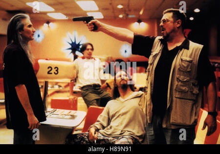 The Big Lebowski, (THE BIG LEBOWSKI) USA 1998, Regie: Joel Coen, STEVE BUSCEMI (2.vl), JEFF BRIDGES (2.vr), JOHN GOODMAN (re), Stichwort: Waffe, Pistole, Bedrohung Stock Photo