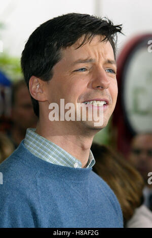 SEAN HAYES DR. SEUSS' THE CAT IN THE HAT CITYWALK UNIVERSAL STUDIOS LA USA 08 November 2003 Stock Photo