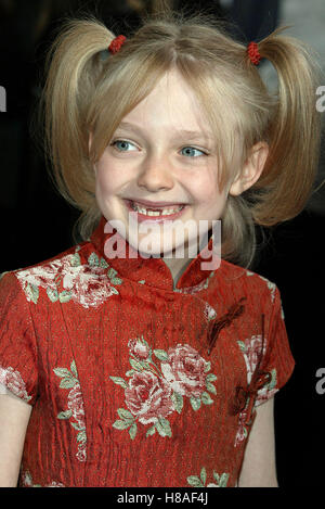 DAKOTA FANNING DR. SEUSS' THE CAT IN THE HAT CITYWALK UNIVERSAL STUDIOS LA USA 08 November 2003 Stock Photo