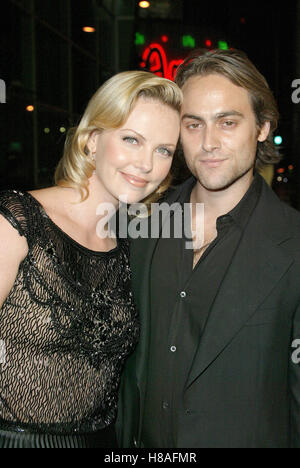 CHARLIZE THERON & STUART TOWNSEND MONSTER WORLD PREMIERE CINERAMA DOME HOLLYWOOD LA USA 16 November 2003 Stock Photo