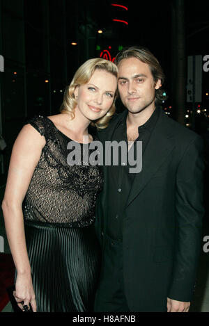 CHARLIZE THERON & STUART TOWNSEND MONSTER WORLD PREMIERE CINERAMA DOME HOLLYWOOD LA USA 16 November 2003 Stock Photo