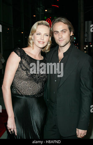 CHARLIZE THERON & STUART TOWNSEND MONSTER WORLD PREMIERE CINERAMA DOME HOLLYWOOD LA USA 16 November 2003 Stock Photo