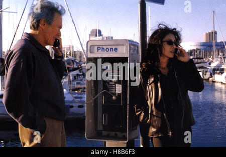 Blood Work, (BLOOD WORK) USA 2002, Regie: Clint Eastwood, CLINT EASTWOOD, WANDA DE JESUS, Stichwort: Telefon, Public Phone, Ufer, Kai Stock Photo