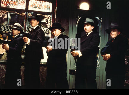 Bugsy Malone, (BUGSY MALONE) GB 1976, Regie:  Alan Parker, SCOTT BAIO (2.vl) Key: Bande, Waffen, Gewehre Stock Photo