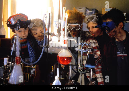 Das fliegende Klassenzimmer, (DAS FLIEGENDE KLASSENZIMMER) D 2003, Regie: Tommy Wigand, HAUKE DIEKAMP u.a., Key: Experiment, Chemie, Schutzbrille Stock Photo