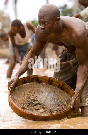 Blood Diamond, (BLOOD DIAMOND) USA 2006, Regie: Edward Zwick, DJIMON HOUNSOU, Key: Diamantenschürfer, Schürfsieb, , Verleih: WB Stock Photo