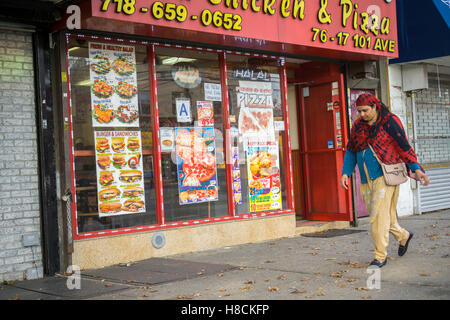 A halal fast food restaurant in the City Line neighborhood on the Brooklyn-Queens border in New York on Wednesday, November 2, 2016. The small neighborhood has become an enclave for Bangladeshi immigrants. (© Richard B. Levine) Stock Photo