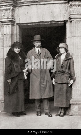 Elizabeth Angela Marguerite Bowes-Lyon, 1900 –2002.   Future Queen Elizabeth, The Queen Mother and mother of Queen Elizabeth II.  Seen here with her father, Claude Bowes-Lyon, 14th Earl of Strathmore and Kinghorne and her mother Cecilia Cavendish-Bentinck, in the doorway of Glamis Castle, Angus, Scotland. Stock Photo