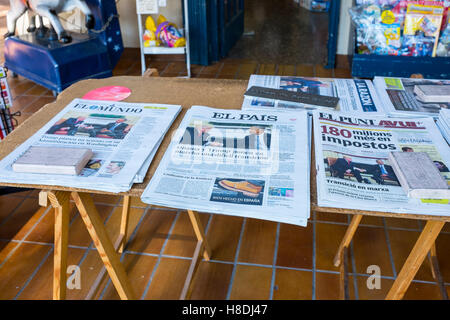 Spain. 11th Nov, 2016. Donald Trump's win of the 2016 US presidential elections, documented on the cover of Spanish newspapers, Barcelona, November 2016. Credit:  deadlyphoto.com/Alamy Live News