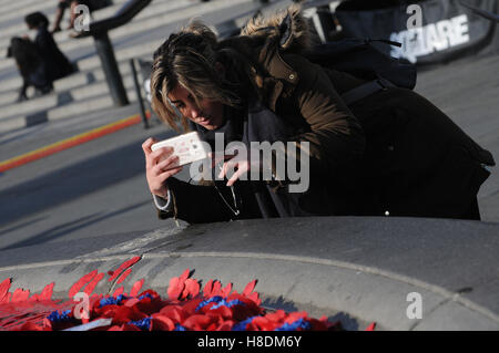 London, UK. 11th November, 2016. people gather on Trafalgar Square for Remembrance silence. Credit:  JOHNNY ARMSTEAD/Alamy Live News Stock Photo