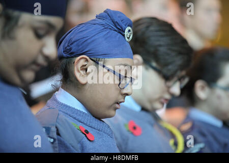 City Hall, London 11 Nov 2016 The Mayor of London, Sadiq Khan, Chairman of the London Assembly, Tony Arbour, London Assembly Members, Greater London Authority staff and representatives from key London government organisations  commemorates those who served and lost their lives in the two world wars and other conflicts at City Hall. Credit:  Dinendra Haria/Alamy Live News Stock Photo