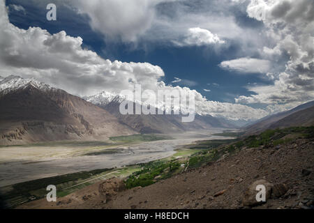 Landscape in Wakhan valley near Yamchun fort  - Tajikistan side - GBAO province - Afghanistan is at the other side of the river Stock Photo