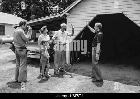 Former Georgia governor Jimmy Carter campaigns door to door in the rural south early in his 1976 presidential campaign. The little known peanut farmer turned politician most likely ran the last true grassroots presidential campaign in American political history with little name recognition, little money and few initial supporters. Carter was president from 1977 - 1981. Stock Photo