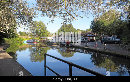 Bridgewater Canal Runcorn in Summer,waterside, Cheshire, England,UK Stock Photo