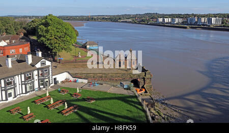 The Mersey Hotel, Widnes West Bank, Cheshire, England, UK Stock Photo