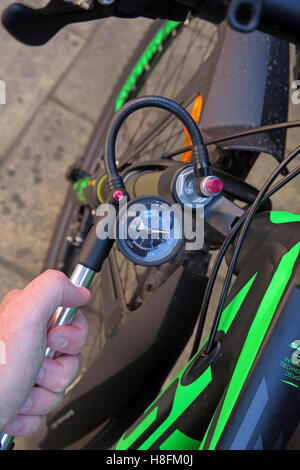 MTB shock pump being used on a Scott Scale 950 Cycle - Check pressure with pump Stock Photo