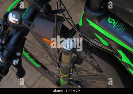 MTB shock pump being used on a Scott Scale 950 Cycle - shock cover cap removed Stock Photo