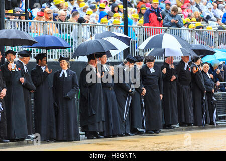 City of London, UK, 12th November 2016. Clergy with umbrellas await the procession. Participants take part in the annual  procession from Mansion House through the City of London as part of the Lord Mayor's Show 2016, with over 7,000 participants, 150 horses, bands, vehicles and carriages, to celebrate the new Mayor of the City of London giving his oath. Credit:  Imageplotter News and Sports/Alamy Live News Stock Photo