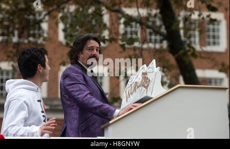 London, UK. 12th November, 2016. TV celebrity Laurence Llewelyn-Bowen in the Lord Mayor's Parade, City 0f London Credit:  Ian Davidson/Alamy Live News Stock Photo