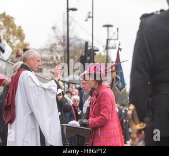 London, UK. 12th November, 2016. Dr Andrew Parmley, the Rt Hon the Lord Mayor of Lodoh recieves a blessing outside St paul's Credit:  Ian Davidson/Alamy Live News