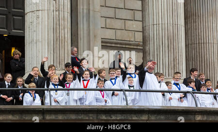 City of London, UK, 12th November 2016. The choir await their turn outside St Paul's Cathedral to sing at the new Mayor's blessing during the Lord Mayor's Show 2016. Credit:  Imageplotter News and Sports/Alamy Live News