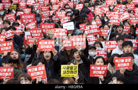 Seoul, South Korea. 12th Nov, 2016. People attend a rally in downtown Seoul, capital of South Korea, Nov. 12, 2016. South Koreans staged peaceful rallies across central Seoul on Saturday night to demand President Park Geun-hye step down over a scandal involving her longtime confidante and former aides. Credit:  Xinhua/Alamy Live News Stock Photo