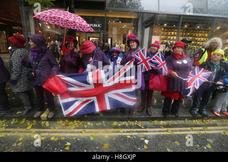 London, Britain. 12th Nov, 2016. People watch the historic annual Lord Mayor's Show in London, Britain, Nov. 12, 2016. The traditional procession through the streets of London precedes the Lord Mayor swearing allegiance to the crown. © Tim Ireland/Xinhua/Alamy Live News Stock Photo