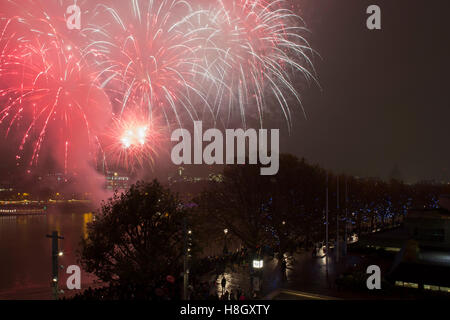 London, UK. 12th Nov, 2016. Skyline view of people gathered on the South Bank of the River Thames to watch the fireworks display for the Lord Mayors Show on November 12th 2016 in London, England, United Kingdom. Credit:  Michael Kemp/Alamy Live News