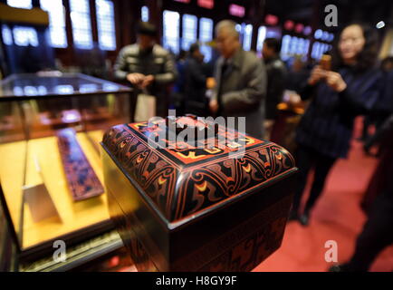 Beijing, China. 13th Nov, 2016. People visit a lacquer art exhibition in Beijing, capital of China, Nov. 13, 2016. A lacquer art exhibition kicked off here Sunday. Credit:  Li Xin/Xinhua/Alamy Live News Stock Photo