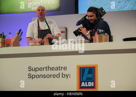 London, UK. 13 November, 2016. Tom Kerridge gives a cookery demonstration at the Aldi sponsored Supertheatre Stage at the BBC Good Food Show at Olympia London. Credit:  Dinendra Haria/Alamy Live News Stock Photo