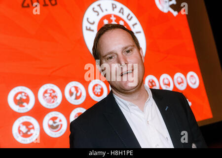 Hamburg, Germany. 13th Nov, 2016. Oke Goettlich, club president of FC St.Pauli stands in front of the club logo at the official general assembly in Hamburg, Germany, 13 November 2016. Photo: Markus Scholz/dpa/Alamy Live News Stock Photo