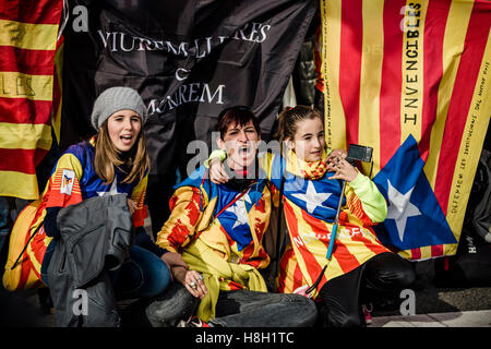 Barcelona, Spain. 13 November, 2016:  Demonstrators shout slogans as tens of thousands of pro-independence Catalans wave their flags and placards as they gather at Barcelona's Montjuic Fountains to protest legal persecution of Catalan pro-secession politicians and Catalonia’s independence aspirations Credit:  matthi/Alamy Live News Stock Photo