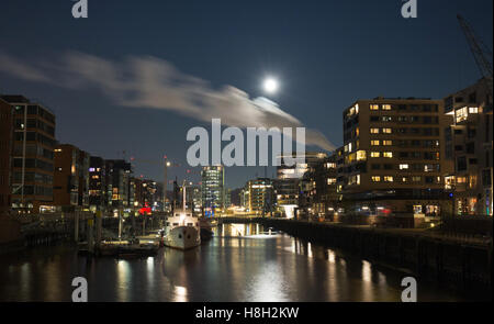 Hamburg, Germany. 13th Nov, 2016. A full moon shines over the musuems port and the Magellan terraces in Hamburg, Germany, 13 November 2016. In many Germany regions strollers have a full view of the super full moon. The moon is closer to our planet than ever, seeming especially large. Photo: Christian Charisius/dpa/Alamy Live News Stock Photo