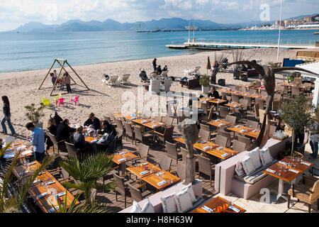 Frankreich, Cote d Azur, Cannes, Boulevard de la Croisette, elegante Strandrestaurants an der Flanierpromenade Stock Photo