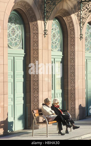 Two old women in front of the Palais Thermal thermal baths, Graf Eberhards Bad, Bad Wildbad, Black Forest, Baden-Wuerttemberg Stock Photo