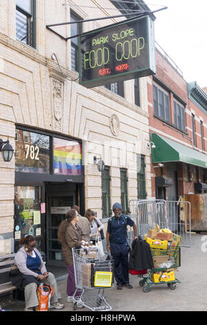 People shopping at the Park Slope Food Coop in Park SLope, Brooklyn, NY, a uniquely member run coop with over 16,000 active members. Stock Photo