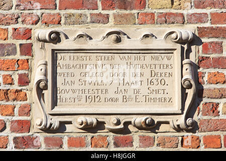 A commemorative plaque on the facade of the former Guildhall of the Tanners (1630) in Bruges, Belgium Stock Photo