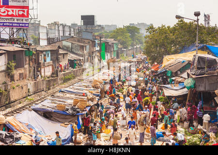 KOLKATA, INDIA - 22 Oct 2016: Vendors and buyers crowd the Mallick Ghat Flower Market on October 22, 2016 in Kolkata (Calcutta), Stock Photo