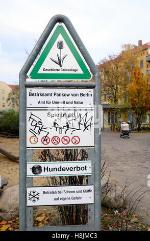 Childrens' playground sign Bezirksamt Pankow Spielplatz Hundeverbot  in autumn Prenzlauer Berg in Berlin, Germany  KATHY DEWITT Stock Photo